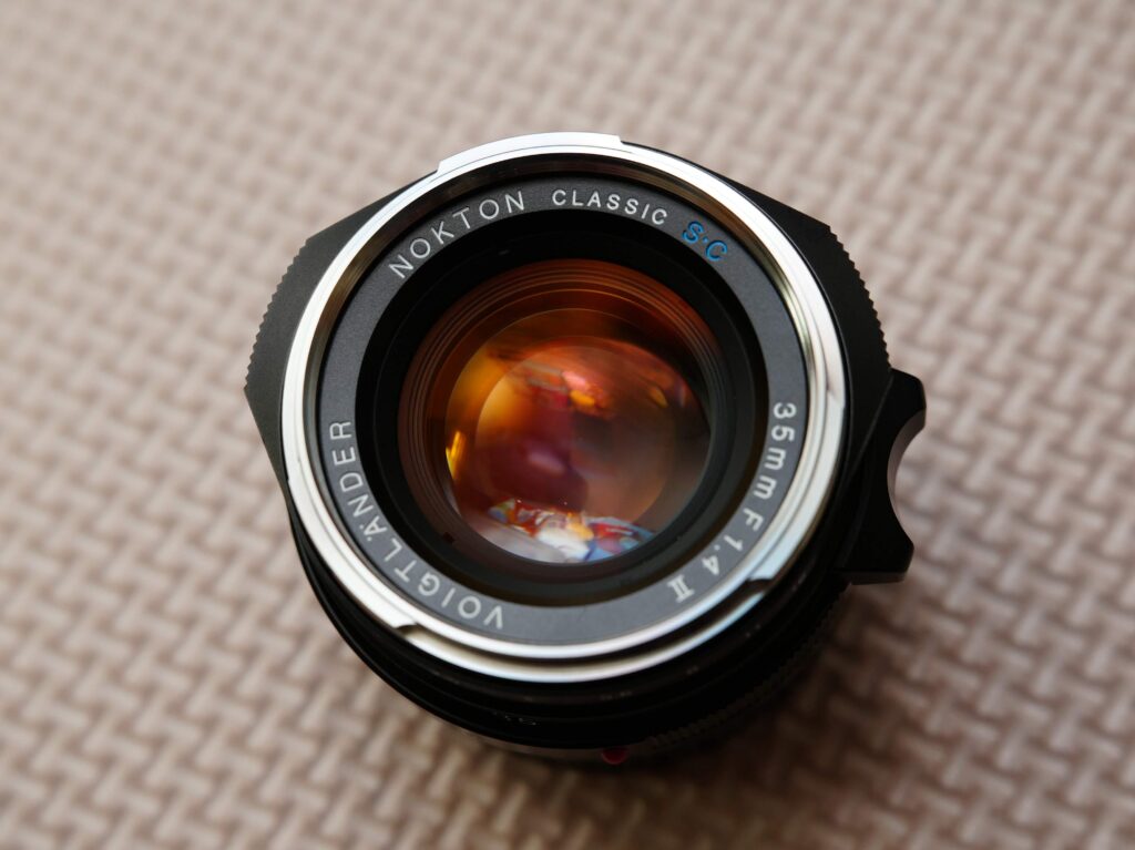 NOKTON classic 35mm F1.4 II SCのレンズ正面と美しいレンズコーティングの輝き
