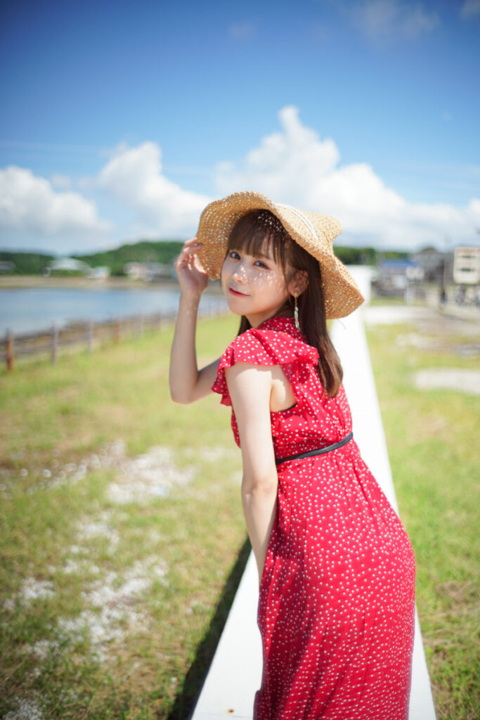 麦わら帽子をかぶり、振り返りながら優しい笑顔を見せる鹿乃ばんびさんのクローズアップ