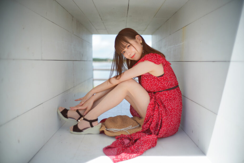 白い木のトンネルの奥行きを活かした構図で、満面の笑みを見せる鹿乃ばんびさん