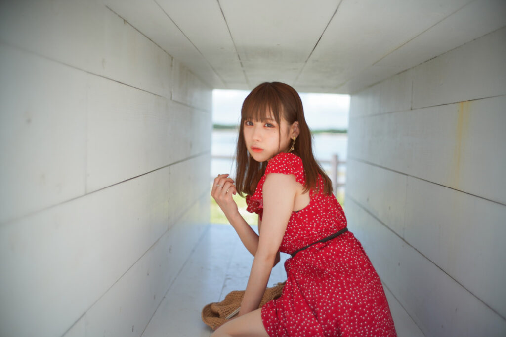 イーストハウスの白い空間で、アンニュイな表情を見せる鹿乃ばんびさんのクローズアップ