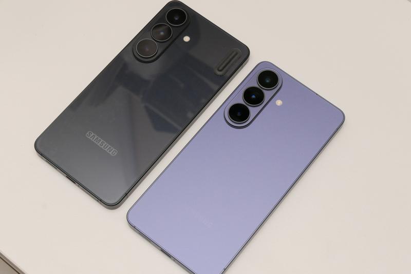Galaxy S26のブラックと、レンタルしたコバルトバイオレットの2台を並べて配置した、質感の伝わる背面写真