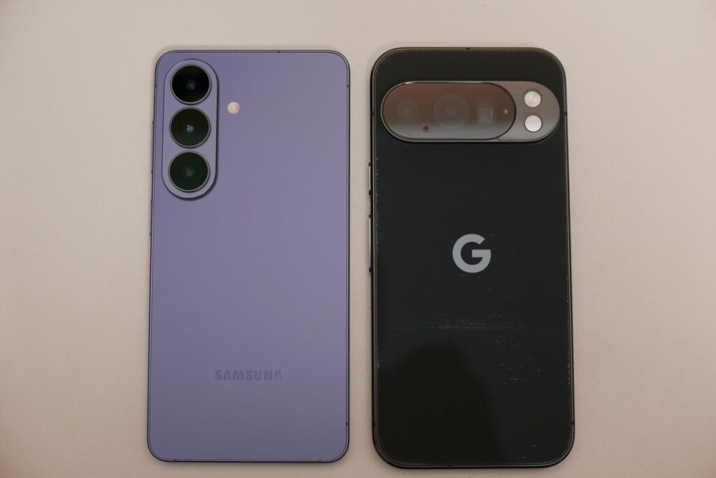 Google Pixel 10 Proの黒い背面とSamsung Galaxy S26の紫色の背面をフラットに並べた全体外観