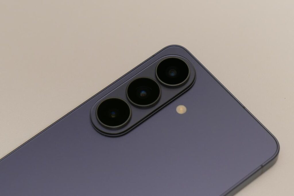 Samsung Galaxy S26の背面左上に縦に3つ並んだスマートでスタイリッシュなカメラレンズのアップ写真