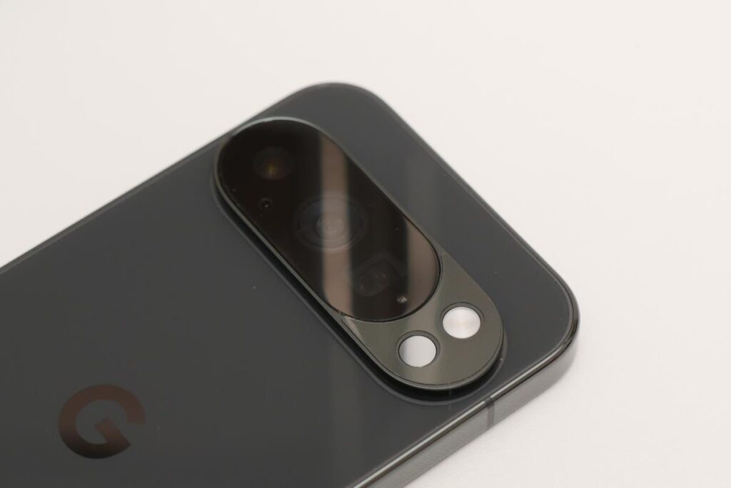 Google Pixel 10 Proの背面を横いっぱいに貫く特徴的なカメラバーとレンズ出っ張り部分のアップ写真
