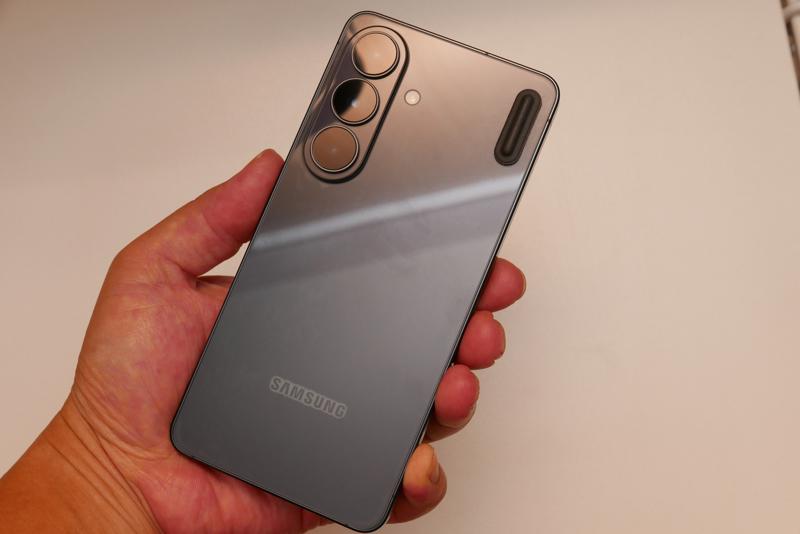 葛藤の末にこれからの相棒として残すことを決めた、お気に入りのGalaxy S26ブラックの単体写真