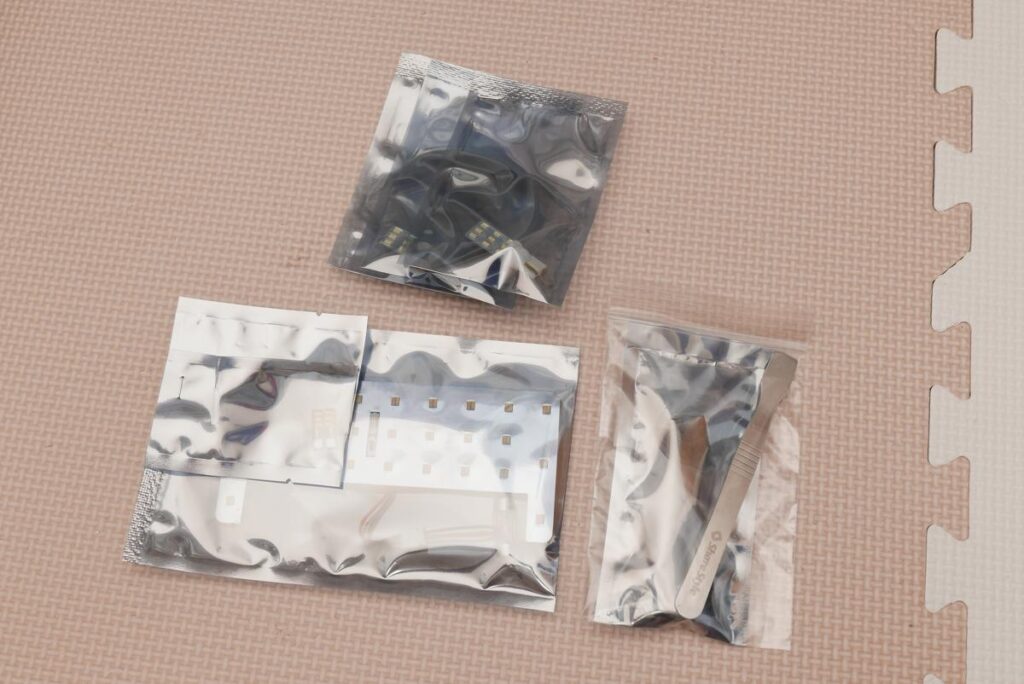 静電防止袋に入ったアクア用LEDルームランプセットの構成品一式