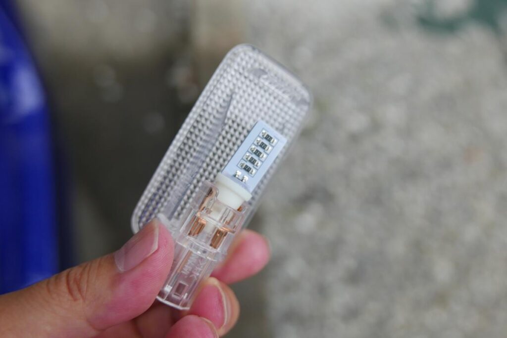シェアスタイル製のLEDバルブを奥まで差し込んだバニティランプユニット
