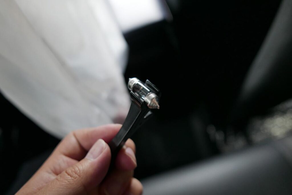 取り外し治具を使ってアクアの樽型純正電球を簡単に引き抜いた状態