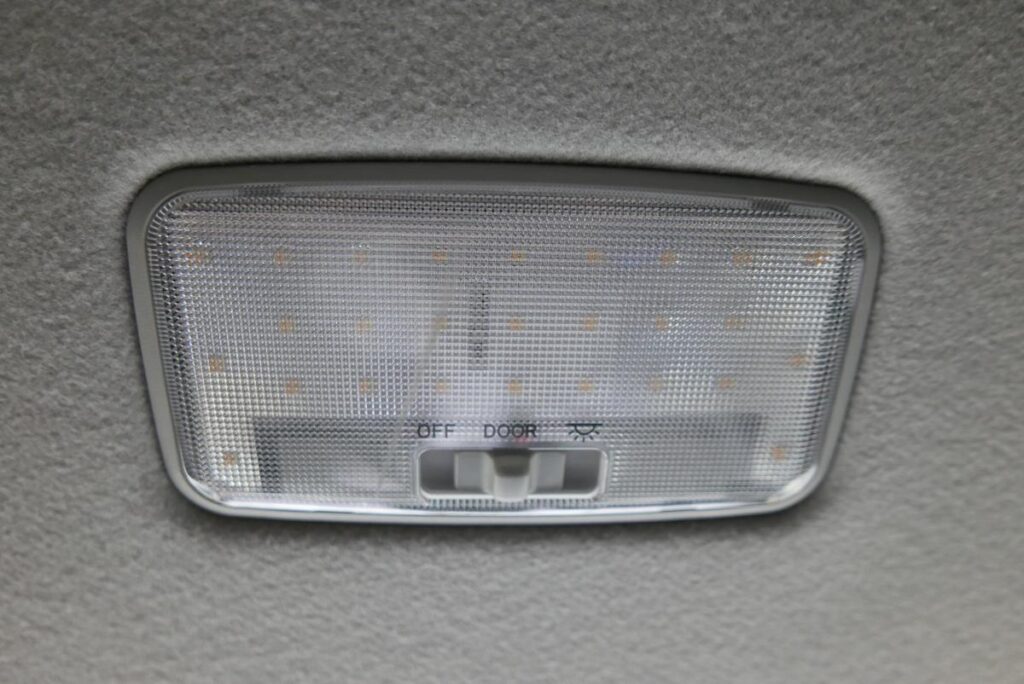 透明カバーを戻して消灯している状態のLED化されたリヤセンタールームランプ