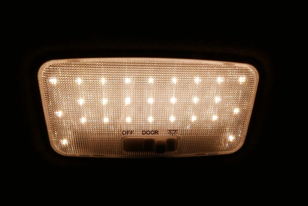 透明カバーを戻して点灯している状態のLED化されたリヤセンタールームランプ