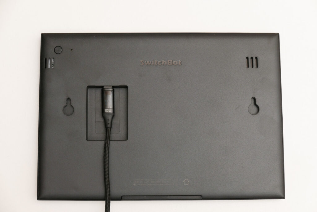 充電ケーブルを挿入したSwitchBotスマートデイリーステーションの裏面構造
