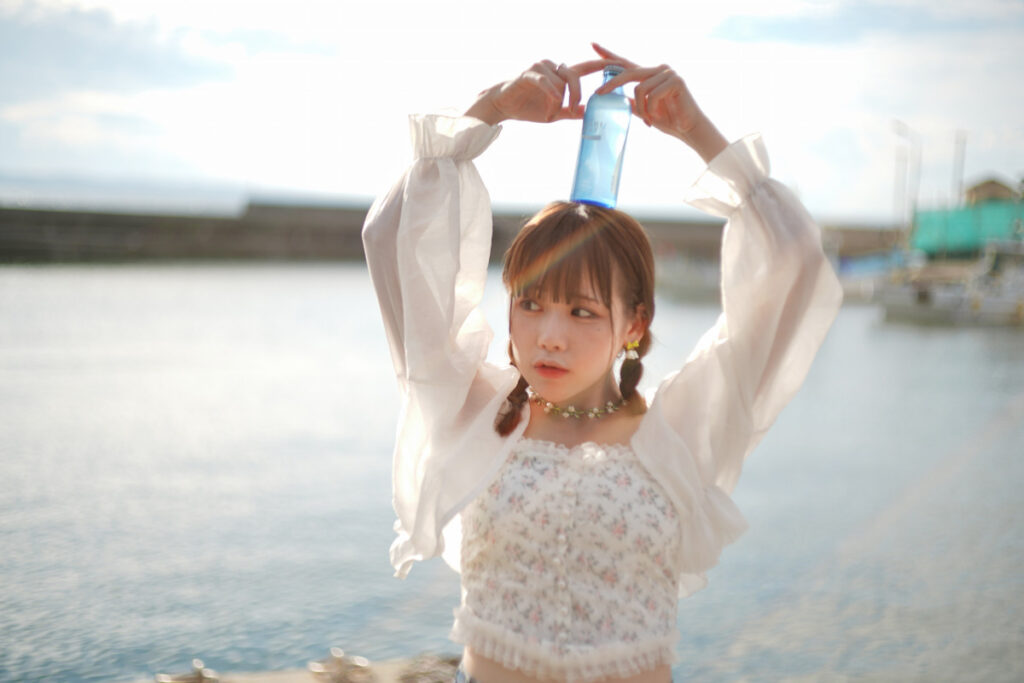 頭の上に青いボトルを乗せ、切ない表情の鹿乃ばんびさんのクローズアップ