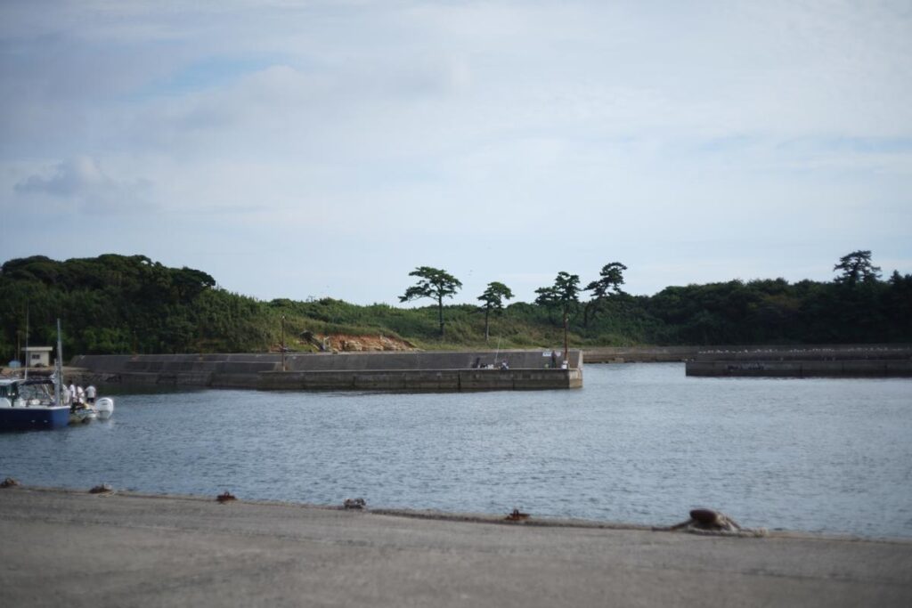 Super-Takumarの柔らかな描写で捉えた佐久島の穏やかな海と防波堤の風景