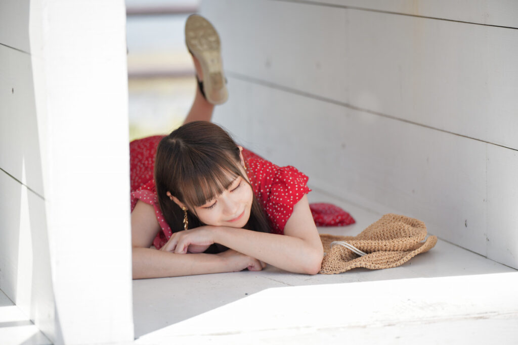 箱の中でうつ伏せになり、目を閉じてリラックスした表情を浮かべる鹿乃ばんびさんのアップ