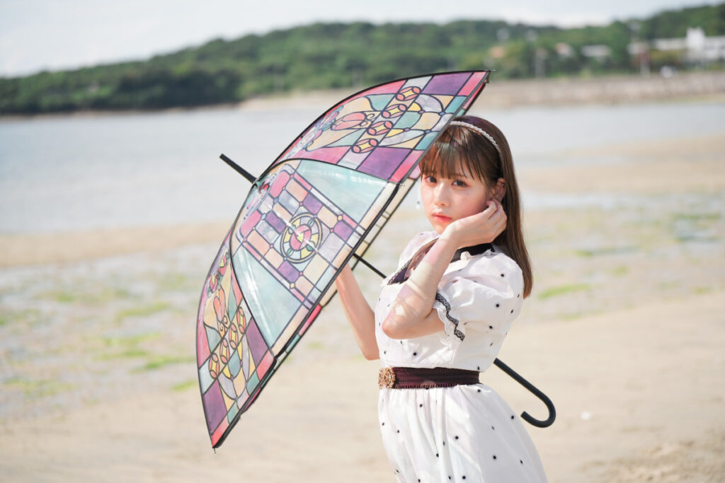 ステンドグラス傘を肩に乗せ、真っ直ぐに凛とした視線をカメラに向ける鹿乃ばんびさんのポートレート