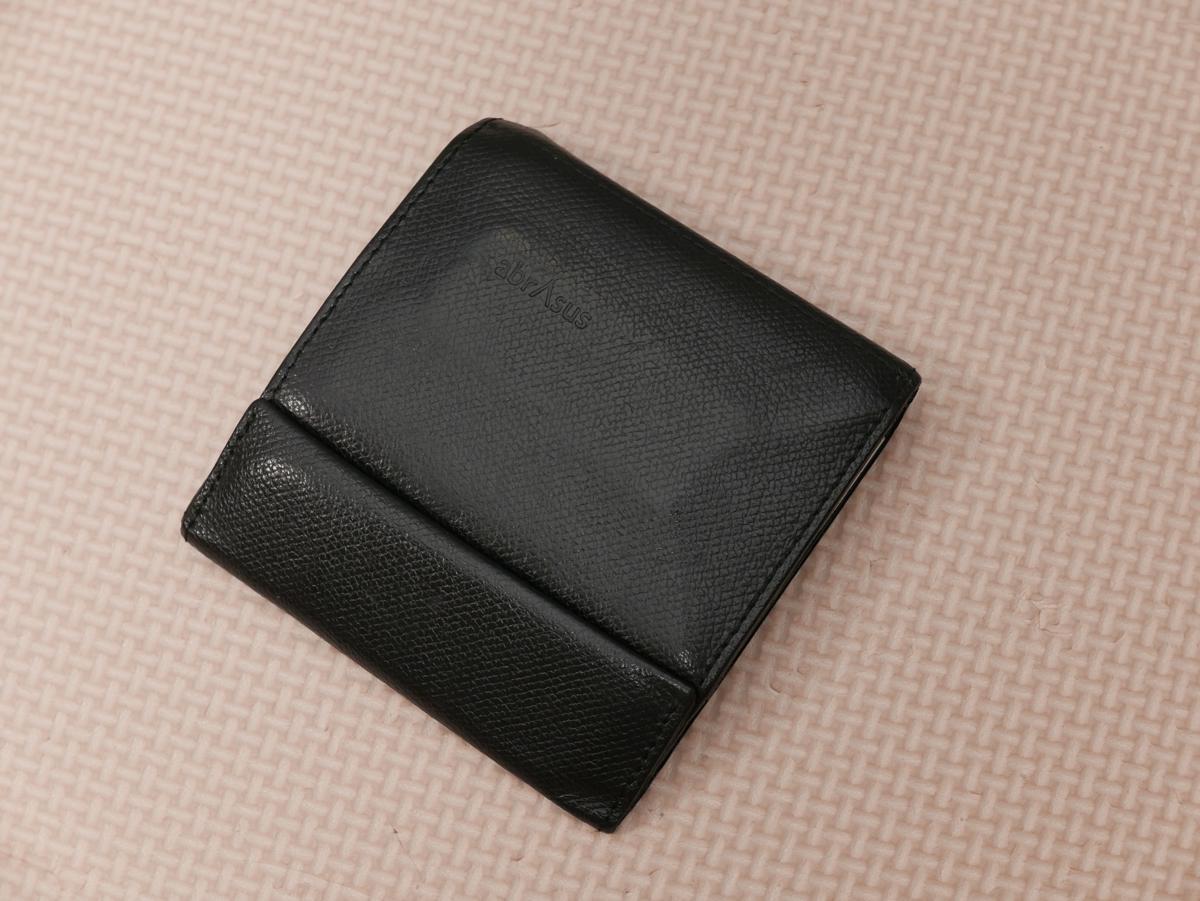 手のひらに収まる薄い財布 abrAsusのブラックレザー外観