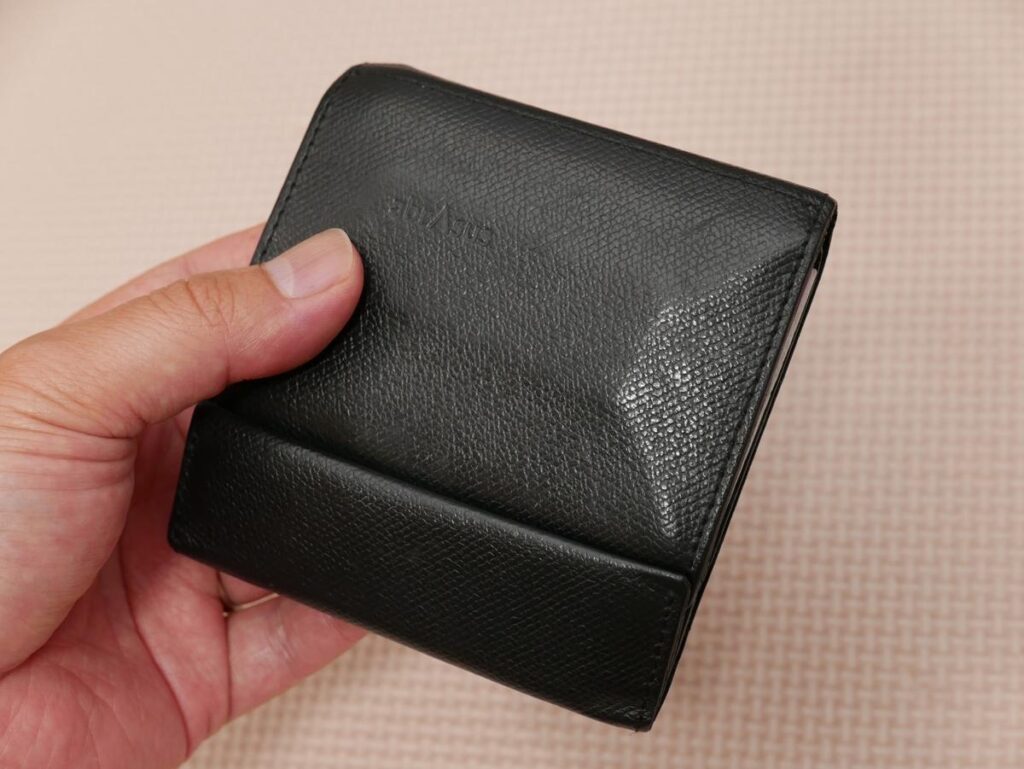 手のひらに収まる薄い財布 abrAsusの外観