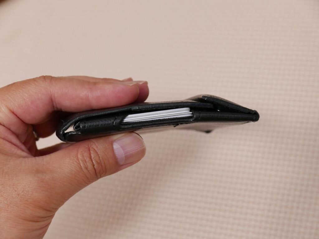 薄い財布 abrAsusを横から見た薄さとカード収納部