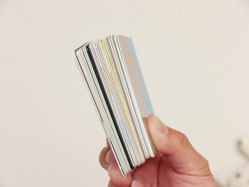 手で持った分厚いカードの束