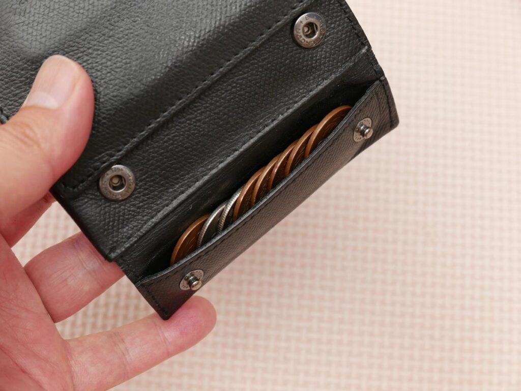 薄い財布 abrAsusの小銭入れを開けて硬貨が横一列に並んでいる様子