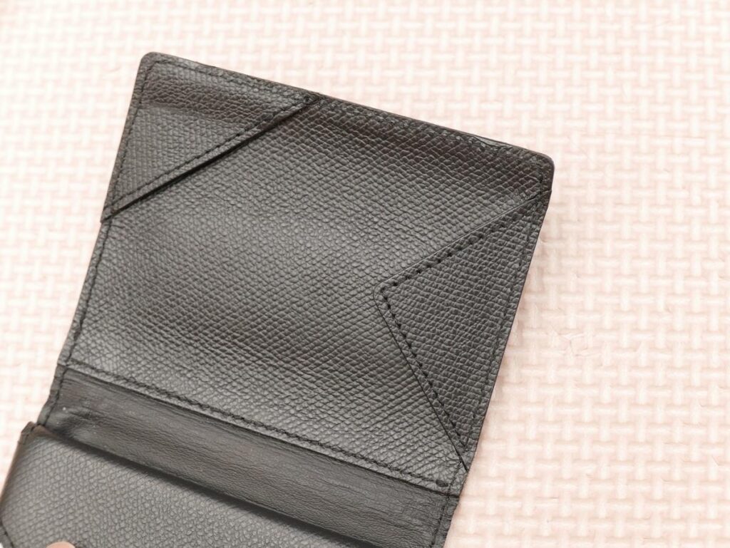 薄い財布 abrAsusのお札押さえフラップ部分