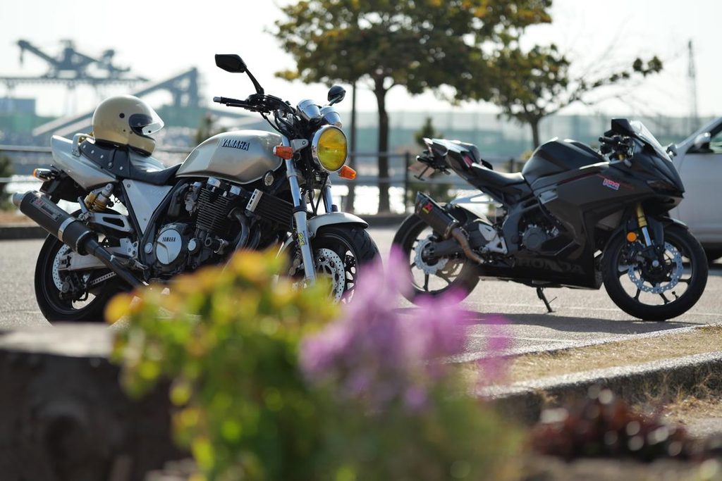 同僚のバイクと並べた海沿いパーキングでのツーリング風景