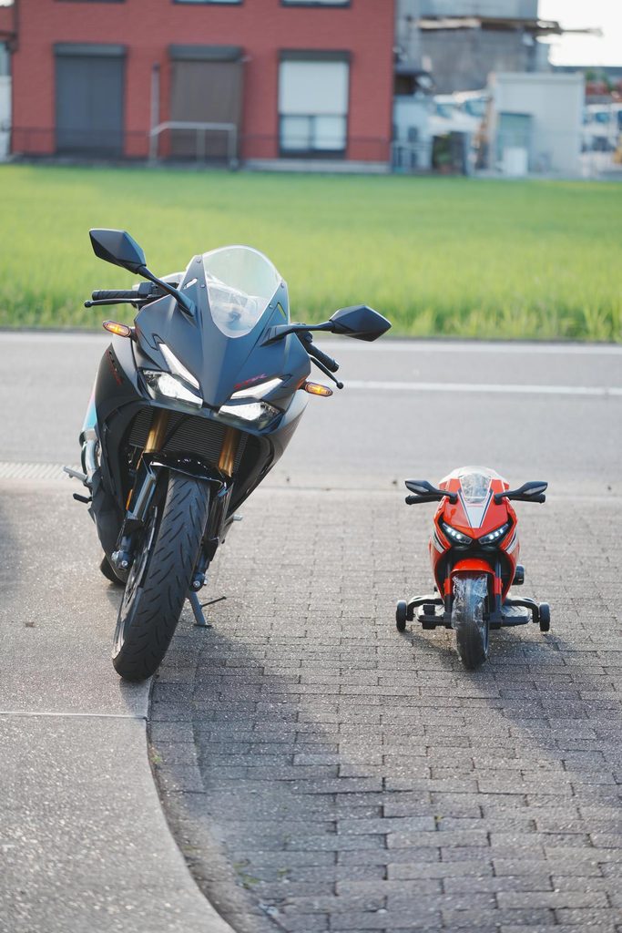 CBR250RRと子供のトイバイクを並べた散歩ツーリング