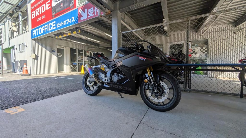 サーキット走行会のピット前に佇むCBR250RR