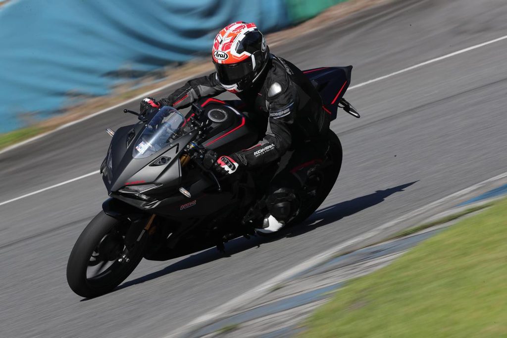 サーキット本コースをフルバンクでスポーツ走行するCBR250RR