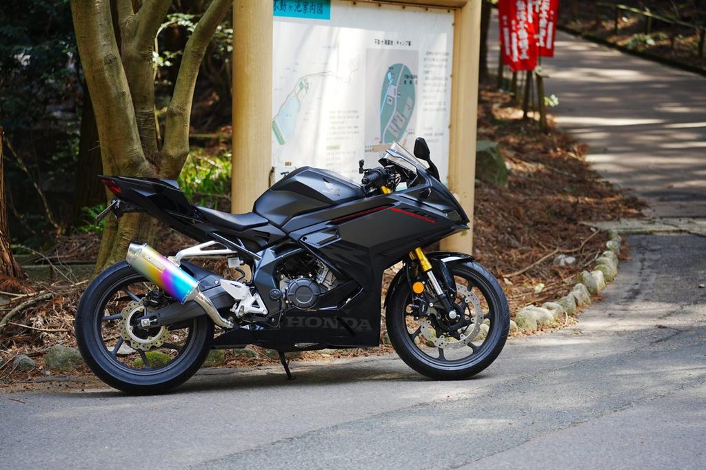 木漏れ日が差し込む静寂な神社・森の小道とCBR250RR