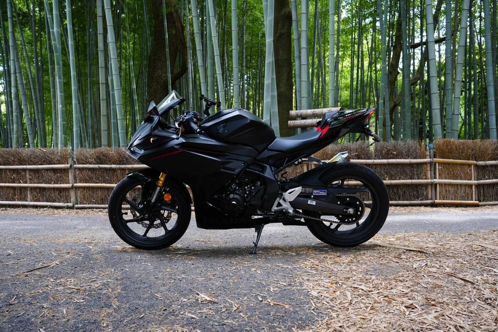 竹林の小径に佇むマットブラックのCBR250RR