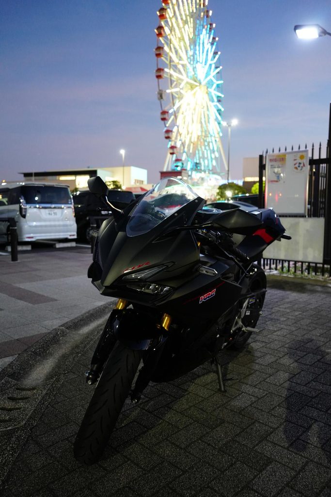 刈谷ハイウェイオアシスのライトアップされた観覧車とCBR250RR