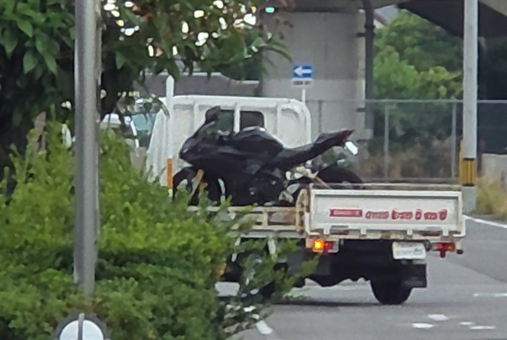 引き取りのトラック荷台に積載されたCBR250RR