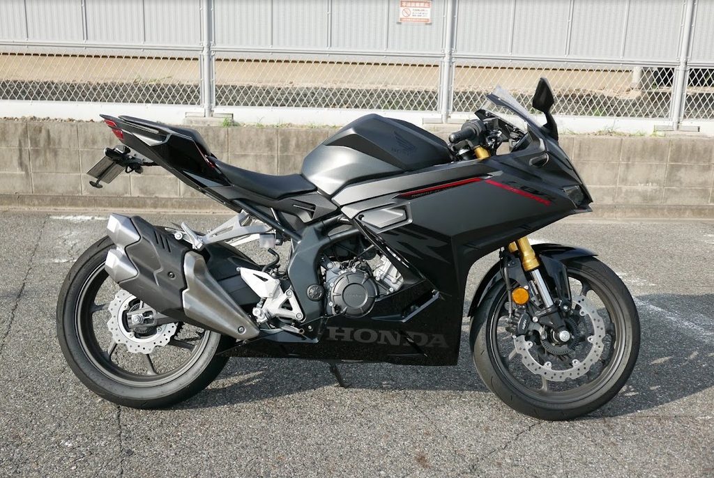 引き取りの日に撮影したホンダCBR250RRの右サイドビューと最後の対話
