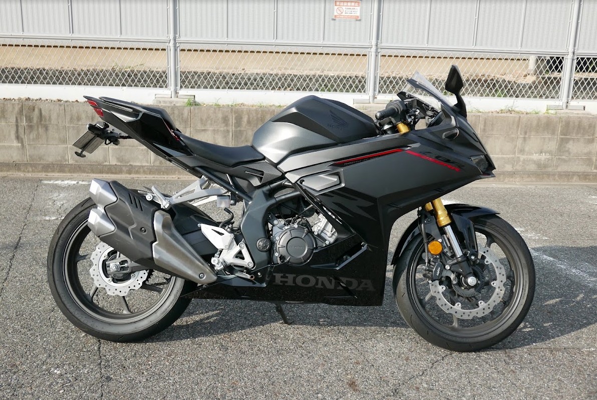 引き取りの日に撮影したホンダCBR250RRの右サイドビューと最後の対話