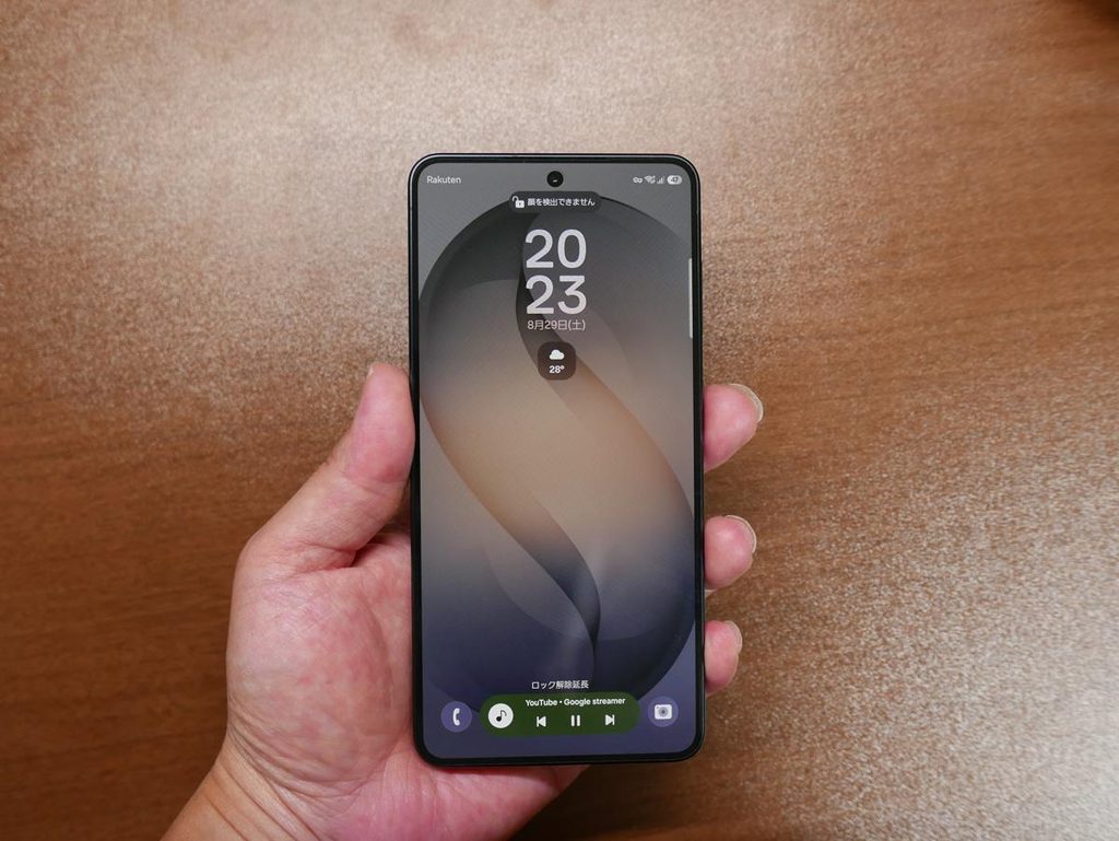 Galaxy S26を手元で操作している様子