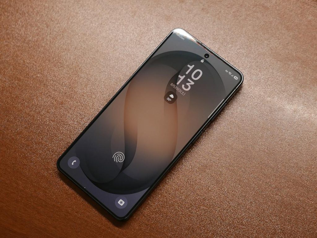 ウッドデスクの上に置かれたGalaxy S26の本体外観