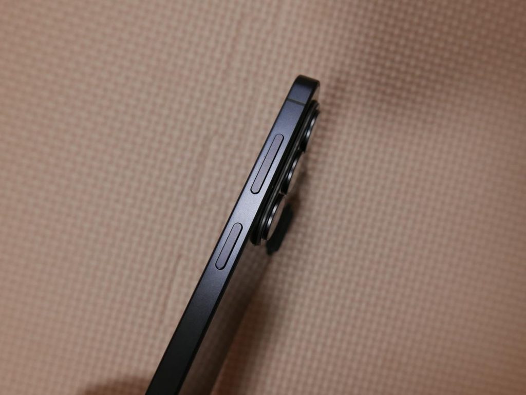 Galaxy S26の右側面にある音量ボタンと電源ボタン