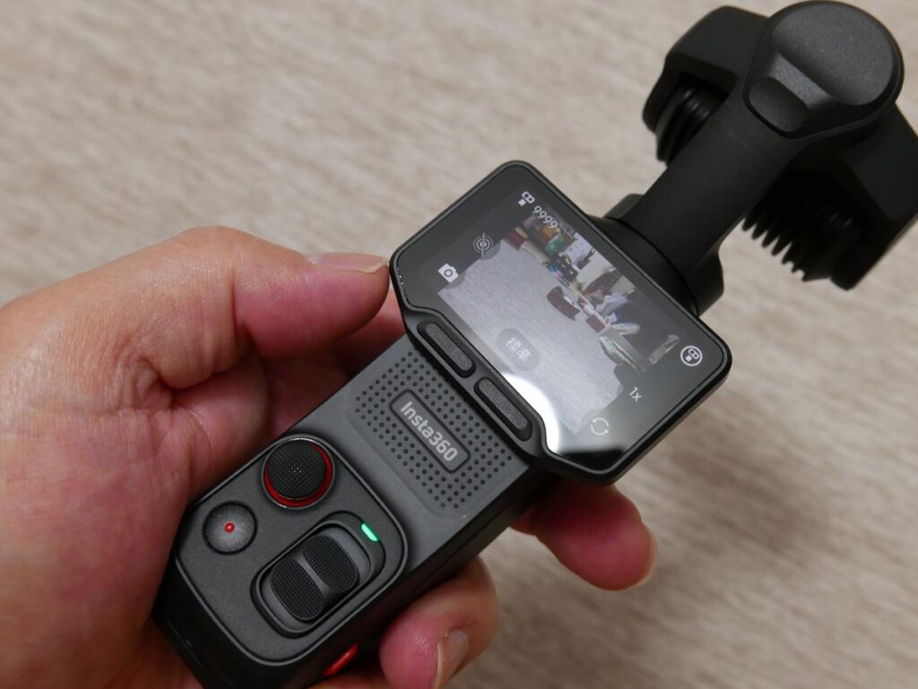 モニターを横向きに回転させて起動したInsta360 Luna Ultraの手持ち状態
