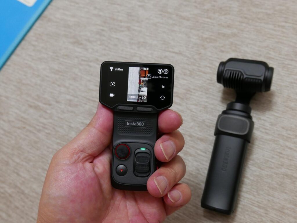 分離したモニター操作部を手持ちでプレビュー操作している様子