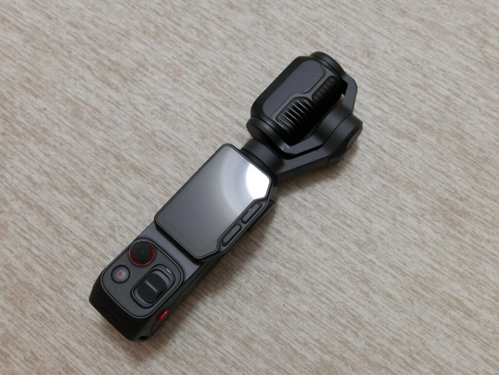 電源オフ時にモニターが縦向きに格納されたInsta360 Luna Ultraの表面