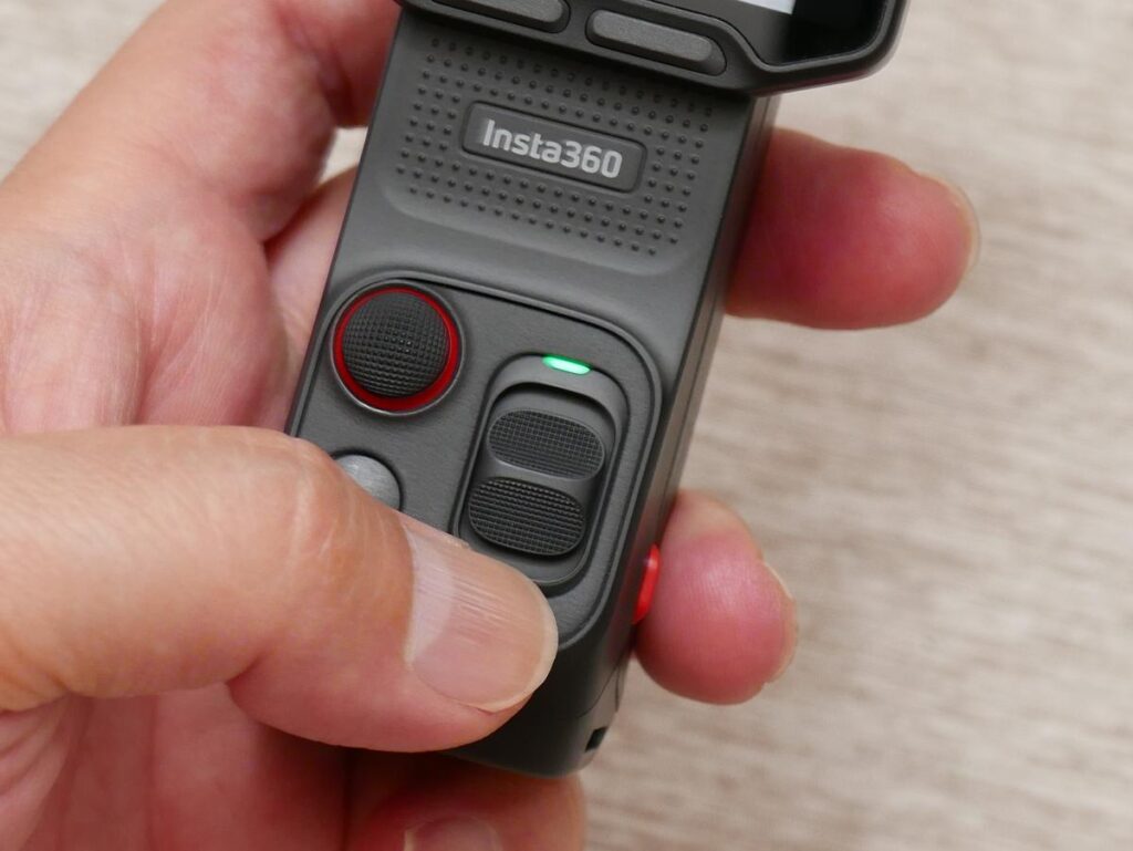 Insta360 Luna Ultraのズームスライドスイッチを親指で操作する手元