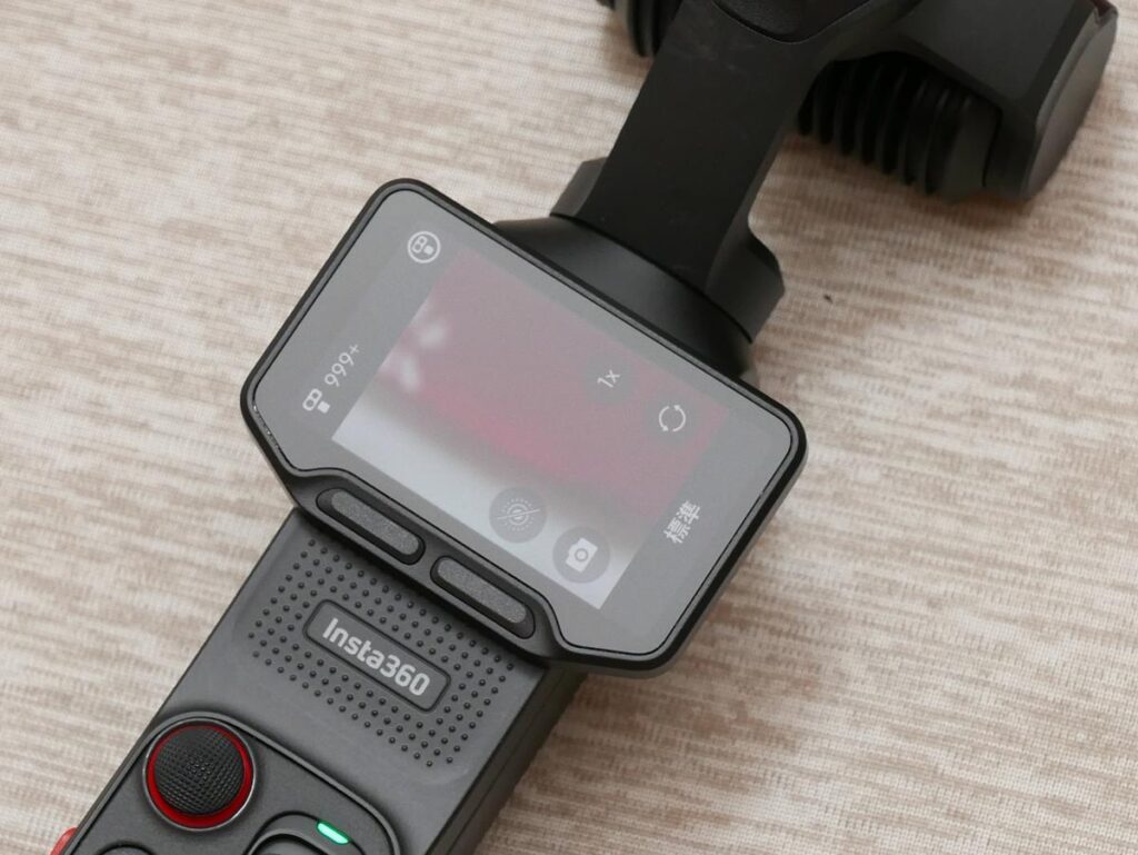Insta360 Luna Ultraの回転式タッチスクリーンモニター拡大