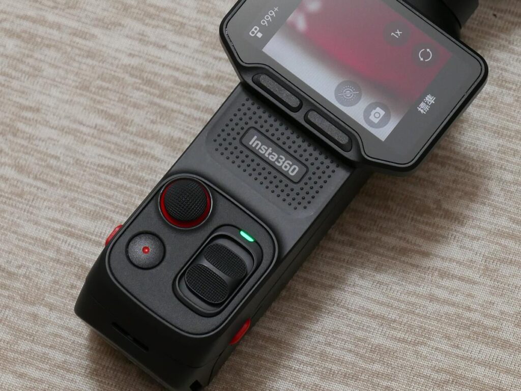 Insta360 Luna Ultraの操作ボタンとジョイスティック周辺の拡大