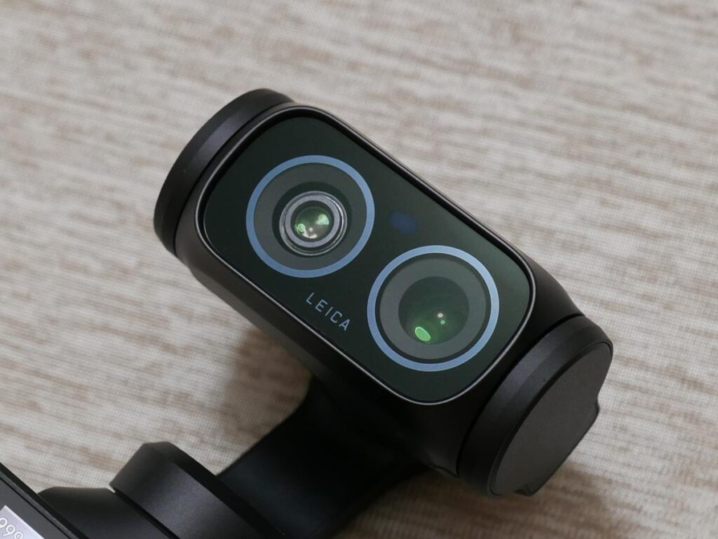 Insta360 Luna Ultra背面のLEICA銘入りデュアルレンズユニット