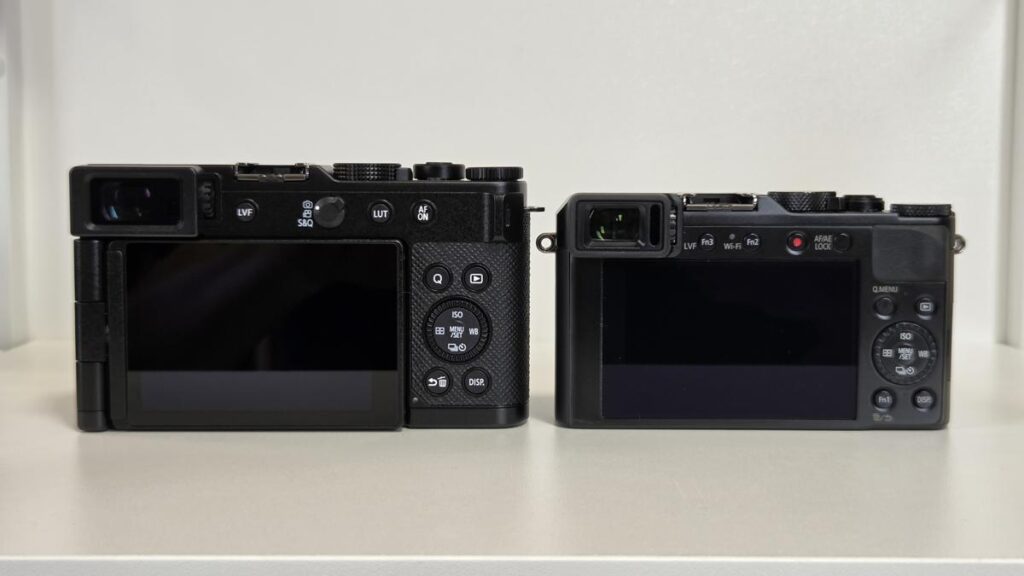 背面から見たLUMIX L10とLUMIX LX100の液晶・ボタン配置比較