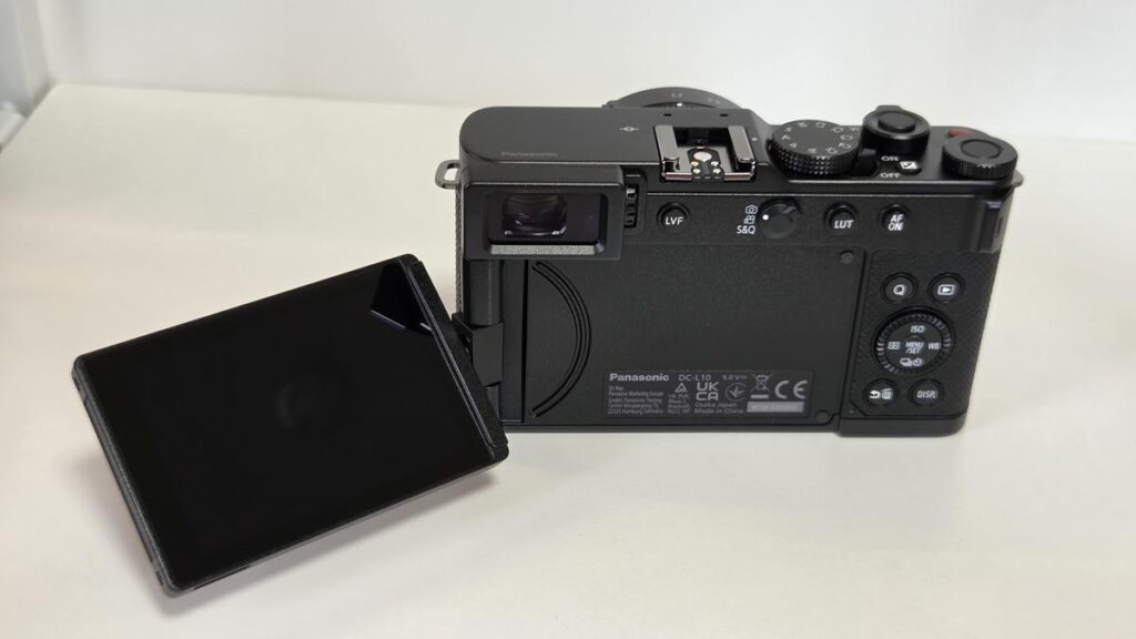 バリアングル液晶モニターを開いた状態のLUMIX L10背面写真