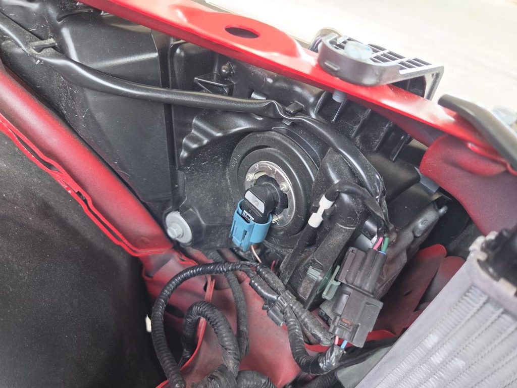S660のヘッドライトユニットに装着されている純正ハロゲンバルブ