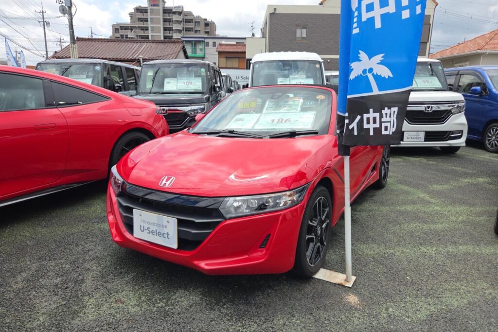 展示場に置かれたフレームレッドのホンダS660後期型フロントビュー