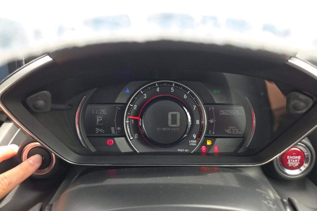 走行距離60,969kmを表示するS660のアナログ調タコメーターとデジタル速度計